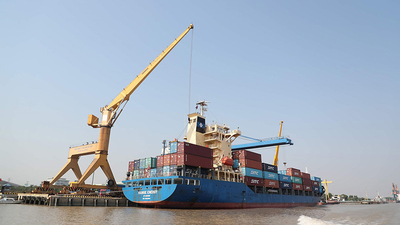 Bốc xếp hàng hóa xuất nhập khẩu tại cảng Hải Phòng. (Ảnh DUY LINH)