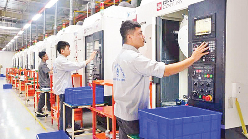 Sinh viên Trường cao đẳng Kỹ thuật - Công nghệ Vĩnh Phúc thực tập tại nhà máy.