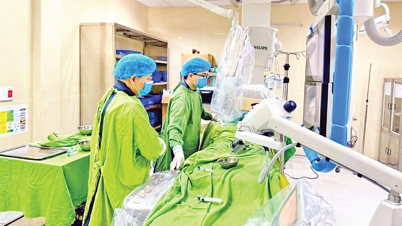 Các bác sĩ Trung tâm Tim mạch (Bệnh viện đa khoa tỉnh Thái Bình) đặt stent mạch vành cho bệnh nhân.