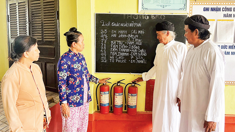 Chức sắc Cao Đài Ban Chỉnh xã Thạnh Phước (huyện Bình Đại, tỉnh Bến Tre) thường xuyên trao đổi, cung cấp thông tin về tình hình an ninh trật tự với bà con tín đồ tại địa phương.