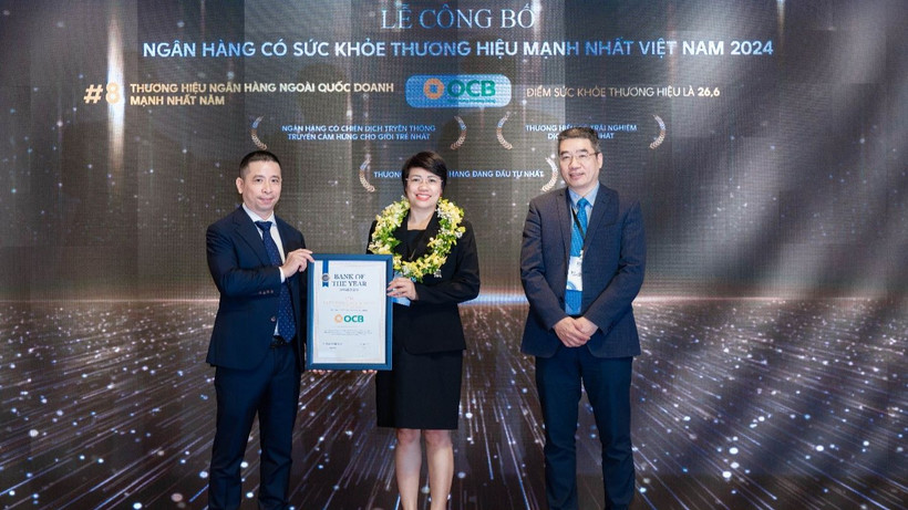 Đại diện OCB nhận giải thưởng từ Mibrand Việt Nam.