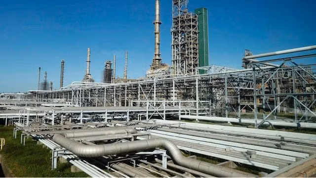 Một góc của nhà máy lọc dầu Dung Quất. (Ảnh: Doãn Tấn/TTXVN)
