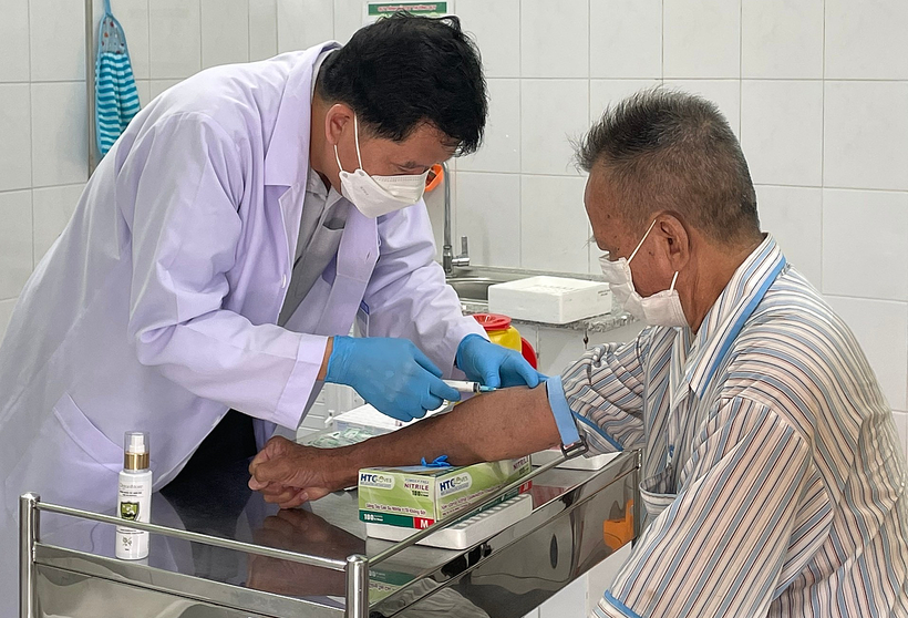 Lấy máu xét nghiệm khám sức khỏe miễn phí cho người cao tuổi tại Phường 14, Quận 11. Ảnh: Trung tâm Y tế Quận 11 Thành phố Hồ Chí Minh