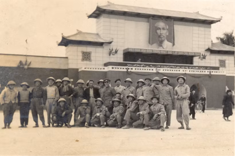 Lễ đài Ba Đình đầu tiên bằng gỗ ván do KTS Nguyễn Văn Ninh thiết kế. Nguồn: Gia đình Kiến trúc sư Nguyễn Văn Ninh cung cấp.