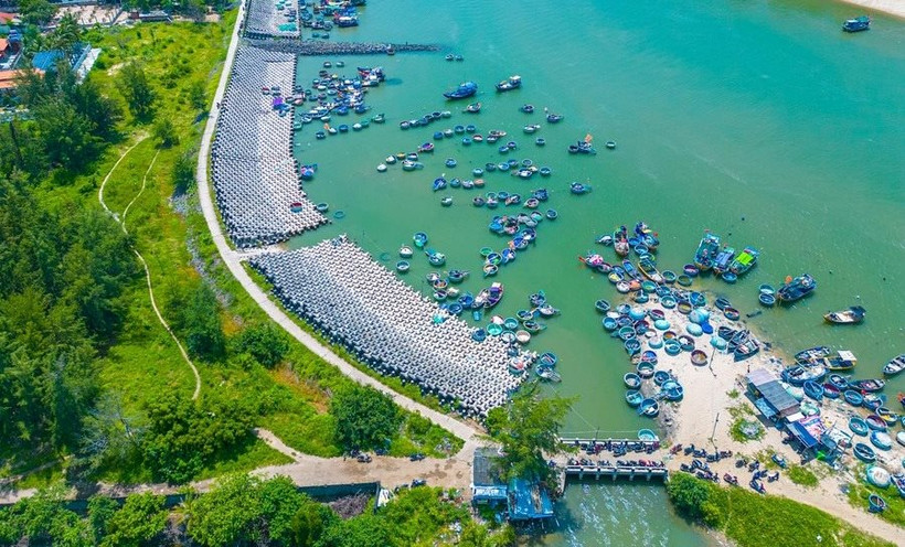 Xây dựng cảng cá hiện đại giúp ngành thủy sản phát triển bền vững. Ảnh: ĐỔNG HUY