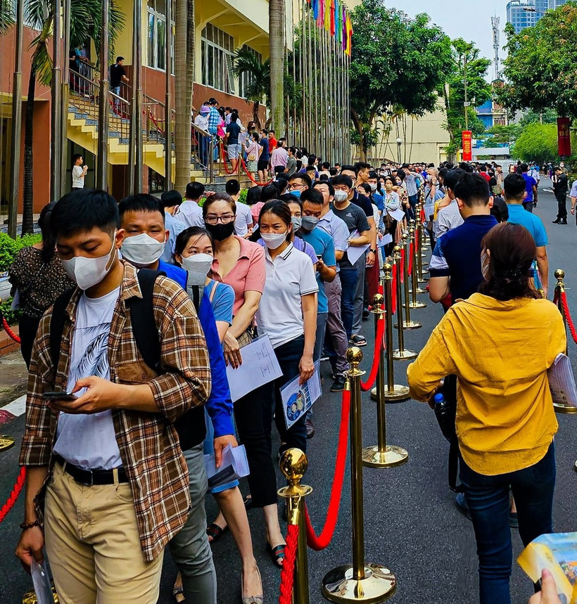 Người dân xếp hàng bốc thăm suất mua căn hộ tại quận Nam Từ Liêm (Hà Nội). Ảnh: HỮU THẮNG