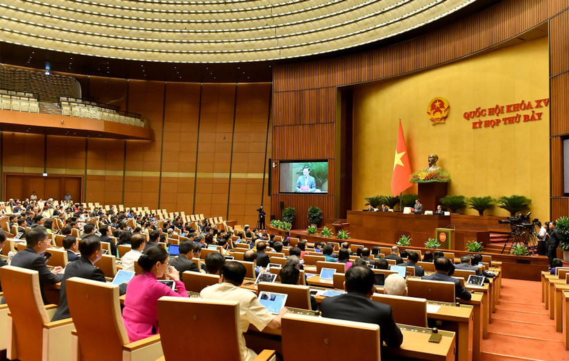 Đại biểu Quốc hội nghe Báo cáo về công tác thực hành tiết kiệm, chống lãng phí năm 2023. Ảnh: ĐĂNG KHOA 