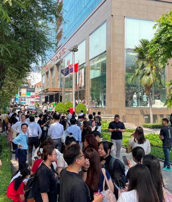 Nhiều người làm việc trong tòa nhà Vincom Đồng Khởi, Quận 1, Thành phố Hồ Chí Minh thoát xuống đất sau dư chấn động đất tại Myanmar, ngày 28/3/2025. Ảnh: HOÀNG HÙNG 