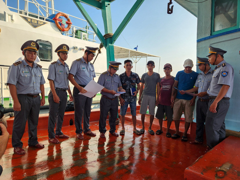 Ngư dân cần tuân thủ quy định, hạn chế vi phạm để góp phần xây dựng môi trường khai thác lành mạnh. Ảnh: TRINH QUỐC