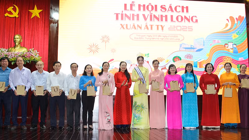 Phó Chủ tịch Ủy ban nhân dân tỉnh Vĩnh Long Nguyễn Thị Quyên Thanh và Hoa hậu quốc gia Việt Nam 2024 Nguyễn Ngọc Kiều Duy tặng sách cho đại biểu tham dự. 