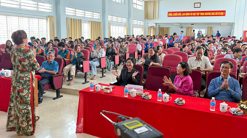 Tiến sĩ Phạm Thị Thúy, giảng viên chính Học viện Chính trị quốc gia khu vực II trình bày nội dung về ngày hạnh phúc. 