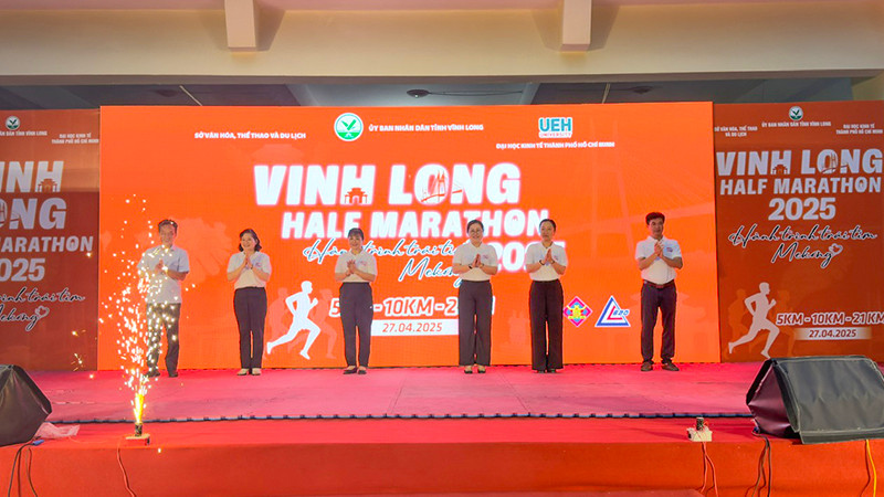 Ban Tổ chức tiến hành nghi thức khai mạc. 