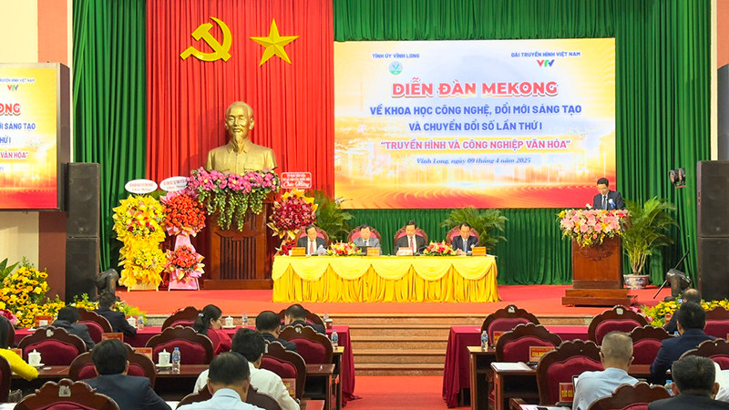 Chủ tọa tham gia diễn đàn. 