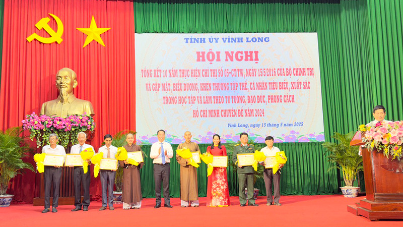 Lãnh đạo tỉnh khen thưởng những cá nhân điển hình tiên tiến làm theo Bác.