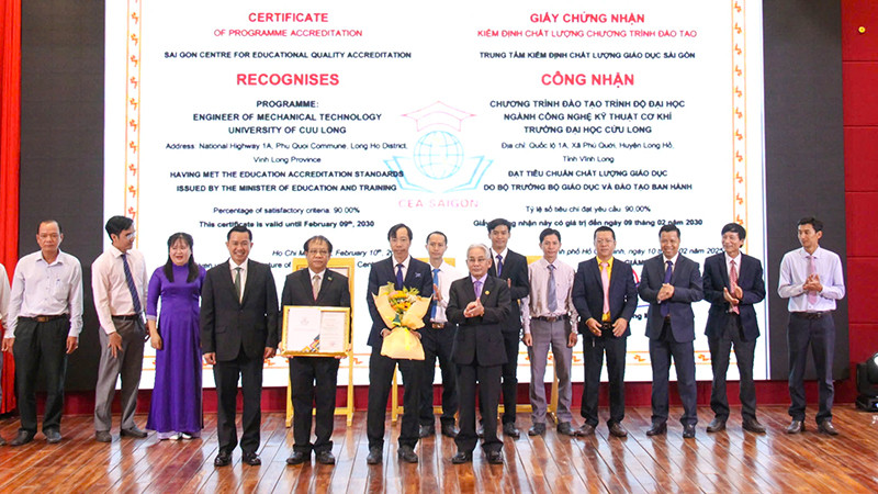 Trao chứng nhận đạt kiểm định chất lượng chương trình đào tạo. 