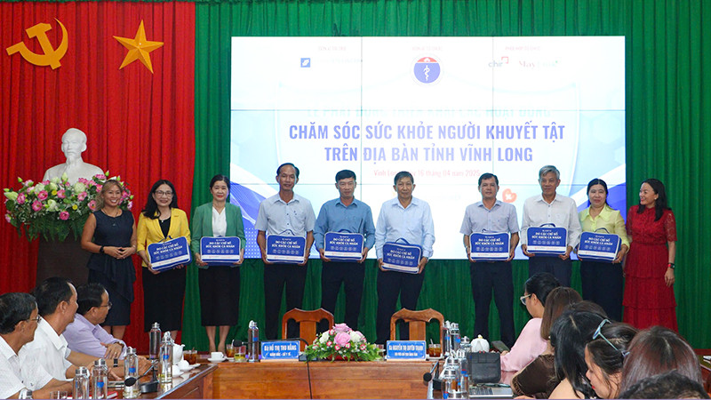 Các đơn vị trao tặng 8 máy thông minh chăm sóc sức khỏe ban đầu cho Sở Y tế Vĩnh Long. 