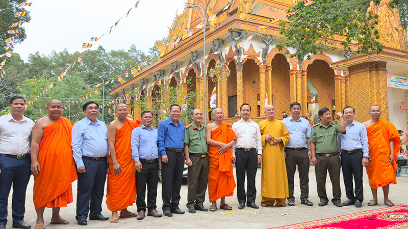 Bí thư Tỉnh ủy Vĩnh Long Trần Tiến Dũng chụp hình lưu niệm với Hội đoàn kết sư sãi yêu nước và chùa Hạnh Phúc Tăng. 