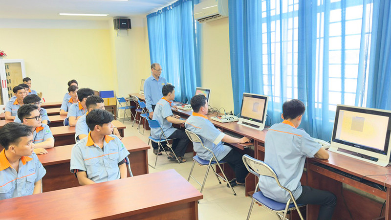 Sinh viên chuyên ngành thiết kế vi mạch Trường đại học Sư phạm kỹ thuật Vĩnh Long đang thực hành.