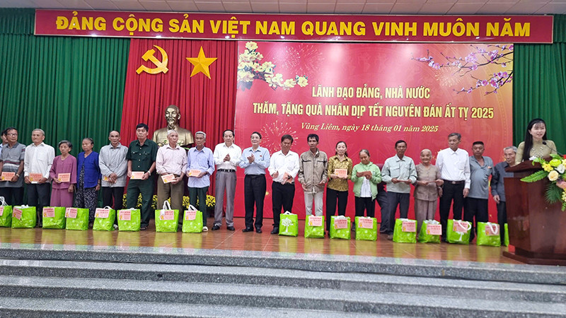 Phó Chủ tịch Quốc hội Nguyễn Đức Hải trao quà cho gia đình chính sách tại Vĩnh Long. 