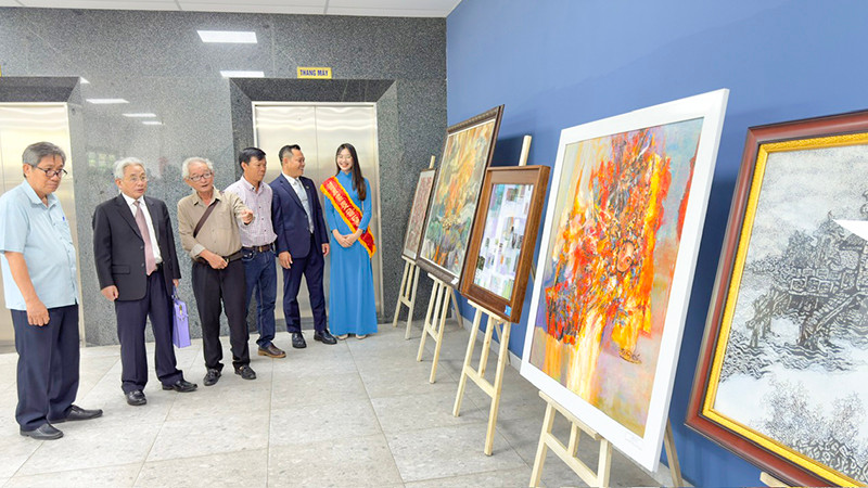 Đại biểu tham quan triển lãm.
