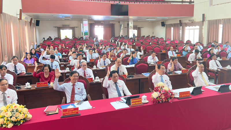 Đại biểu thống nhất cao Nghị quyết tại kỳ họp. 
