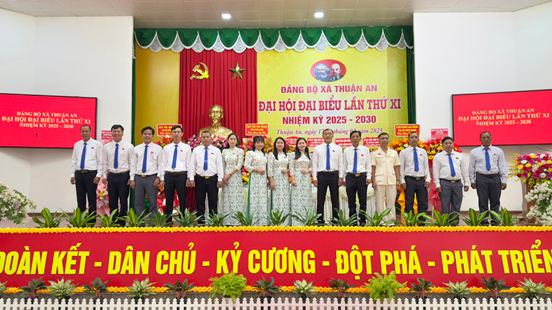 Ban Chấp hành Đảng bộ xã Thuận An nhiệm kỳ 2025-2030 ra mắt tại đại hội.