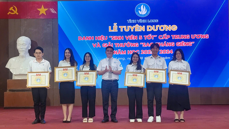 Các “sinh viên 5 tốt” cấp Trung ương của Vĩnh Long được vinh danh. 