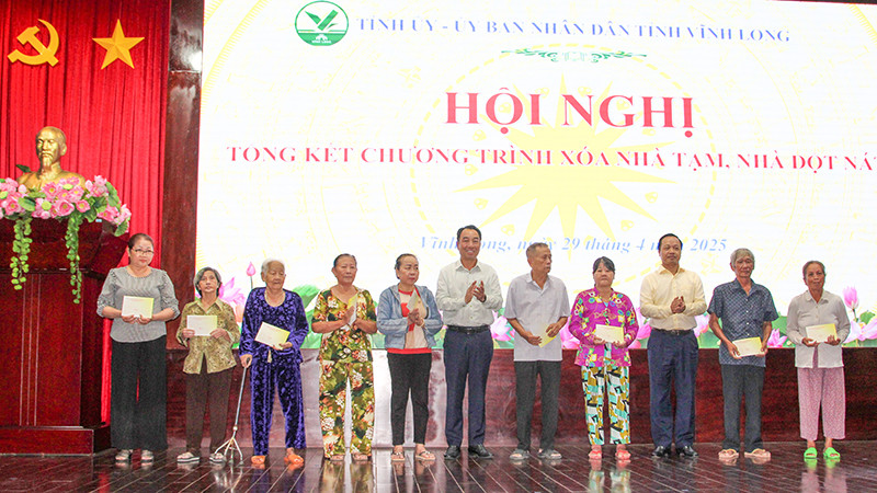 Lãnh đạo tỉnh Vĩnh Long tặng quà cho gia đình người có công, thân nhân liệt sĩ, hộ nghèo và hộ cận nghèo trên địa bàn tỉnh. 