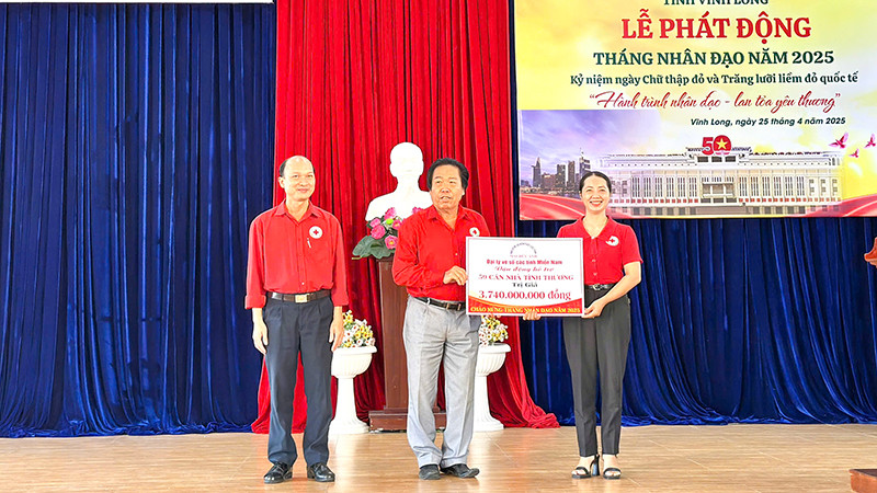 Nhà tài trợ tặng Nhà tình thương tại buổi lễ phát động. 