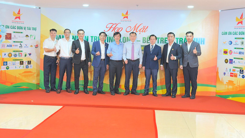 Đại biểu là doanh nhân trẻ chụp hình lưu niệm với lãnh đạo tỉnh Vĩnh Long. 