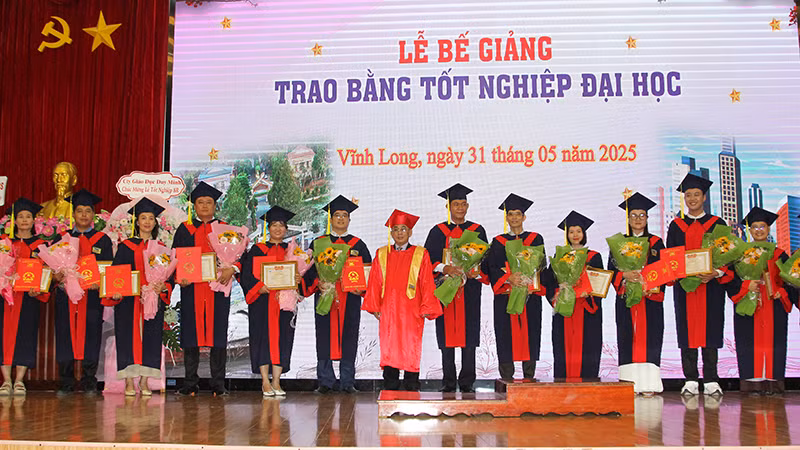 Phó Giáo sư, Tiến sĩ Lương Minh Cừ, Hiệu trưởng Trường đại học Cửu Long trao bằng tốt nghiệp và khen thưởng sinh viên có thành tích xuất sắc. 