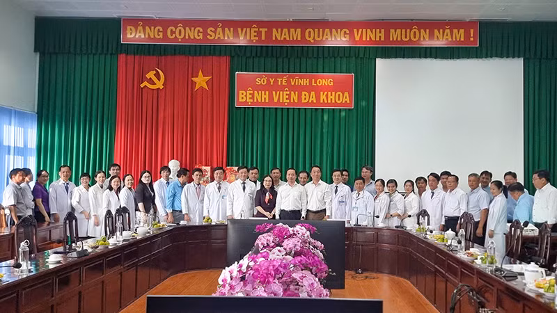 Lãnh đạo tỉnh Vĩnh Long chụp hình lưu niệm với lãnh đạo, cán bộ ngành y tế tỉnh.