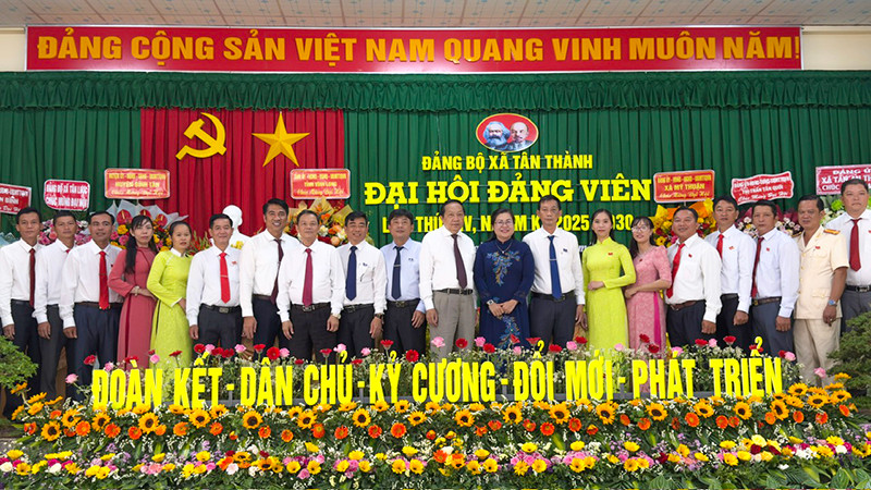 Lãnh đạo tỉnh chúc mừng Ban chấp hành Đảng bộ xã Tân Thành nhiệm kỳ mới. 