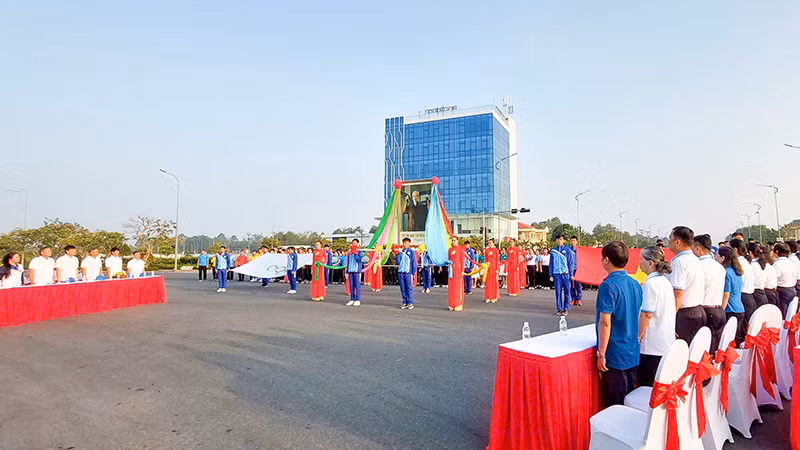 Quang cảnh buổi lễ phát động.