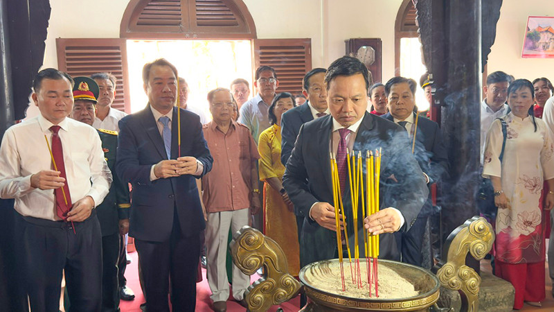 Bí thư Tỉnh ủy Vĩnh Long Trần Tiến Dũng dâng hương Vua Hùng.