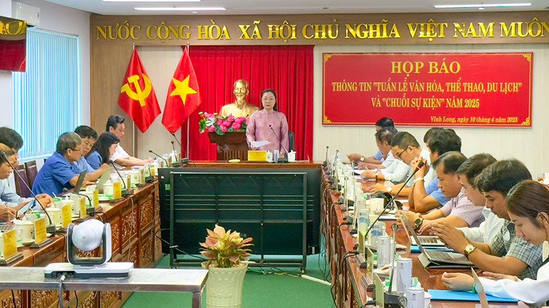 Phó Chủ tịch Ủy ban nhân dân tỉnh Vĩnh Long Nguyễn Thị Quyên Thanh thông tin tại buổi họp báo. 