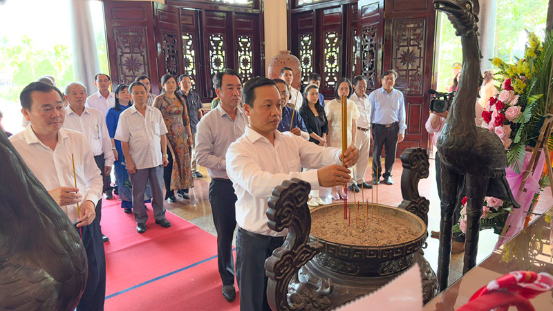 Bí thư Tỉnh ủy Vĩnh Long Trần Tiến Dũng dâng hương. 