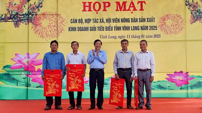 Bí thư Tỉnh ủy Vĩnh Long Bùi Văn Nghiêm trao quà cho nông dân sản xuất, kinh doanh giỏi tiêu biểu. 