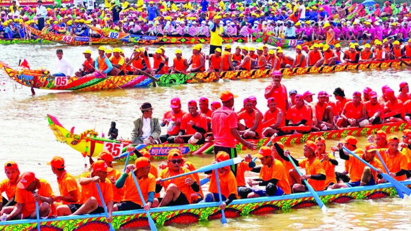 Giải đua ghe Ngo trong Lễ hội Óc Om Bóc tại Sóc Trăng.