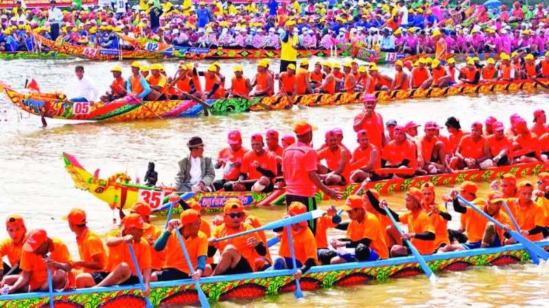 Giải đua ghe Ngo trong Lễ hội Óc Om Bóc tại Sóc Trăng.