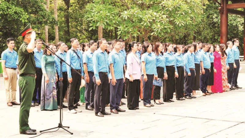 Đoàn cán bộ Công đoàn Thủ đô cùng các tập thể, cá nhân điển hình tiên tiến trong học tập và làm theo tư tưởng, đạo đức, phong cách Hồ Chí Minh báo công dâng Bác tại Khu di tích lịch sử K9 - Đá Chông, huyện Ba Vì, Hà Nội. (Ảnh MẠNH QUÂN)