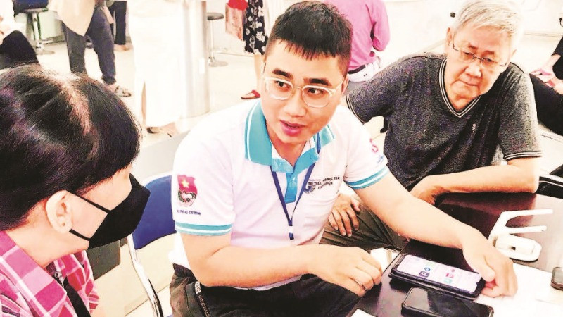 Đoàn thanh niên thành phố hướng dẫn người dân thực hiện các thủ tục hành chính trực tuyến.