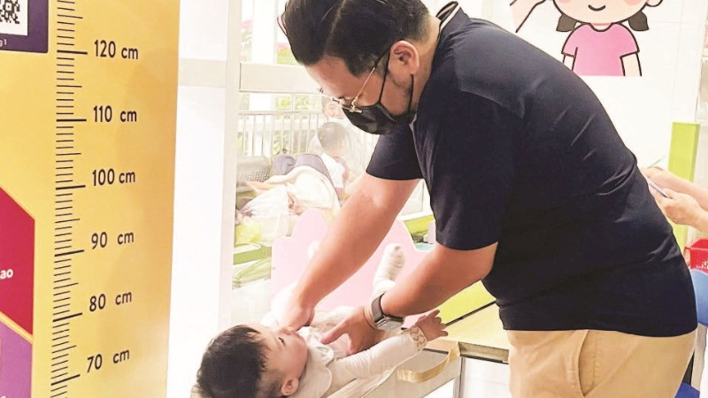 Trẻ nhỏ thường xuyên ốm vặt, cần cha mẹ chăm sóc sát sao-một trong những nguyên nhân khiến nhiều người trẻ e ngại chuyện sinh con.