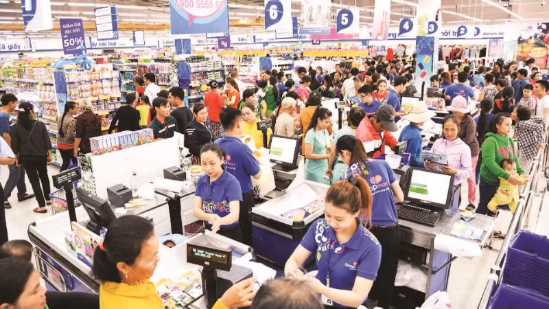 Khách hàng chọn mua thực phẩm tại một siêu thị thuộc Liên hiệp Hợp tác xã Thương mại Thành phố Hồ Chí Minh.