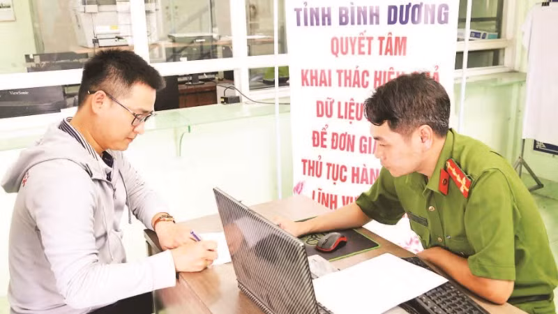 Công an tỉnh Bình Dương hướng dẫn người dân cập nhật dữ liệu để đơn giản thủ tục hành chính thông qua ứng dụng công nghệ số.