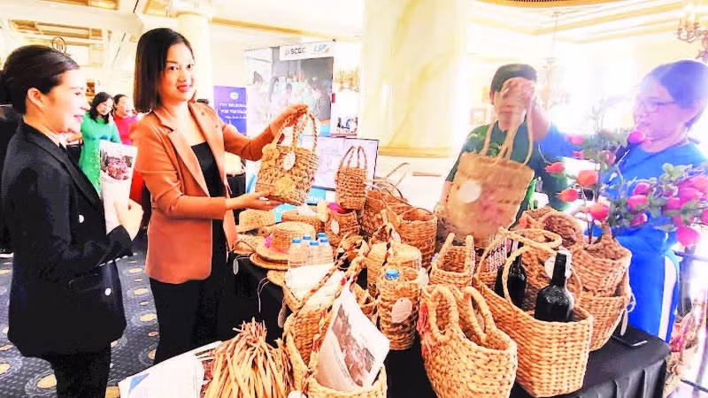 Doanh nghiệp nhỏ và vừa quảng bá các sản phẩm thủ công mỹ nghệ tại các hội nghị, hội thảo du lịch.