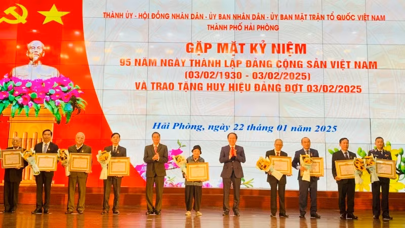 Lãnh đạo thành phố Hải Phòng trao Huy hiệu Đảng tặng các đảng viên tiêu biểu.