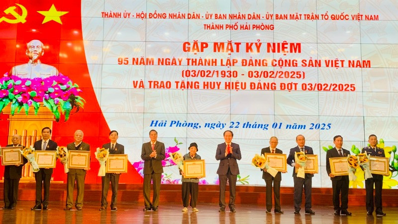 Lãnh đạo thành phố Hải Phòng trao Huy hiệu Đảng tặng các đảng viên tiêu biểu.