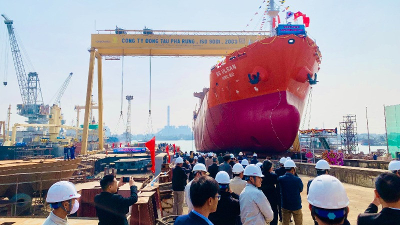 Chiếc tàu chở dầu, hóa chất "BS ULSAN" được hạ thủy thành công trước sự chứng kiến của chủ tàu và những người thợ đóng tàu Phà Rừng.