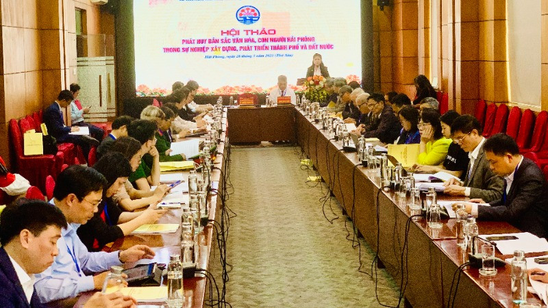Đông đảo lãnh đạo các cấp, các ngành, các nhà nghiên cứu văn hóa, khoa học lịch sử tham dự hội thảo 